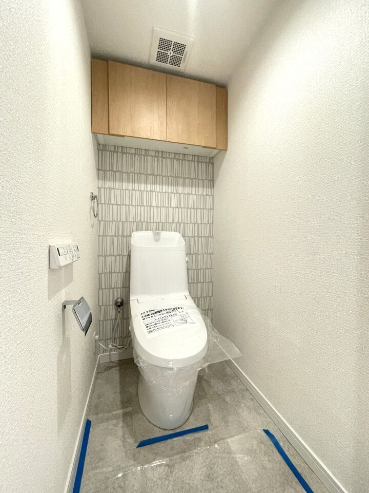 ◇トイレ◇
清潔感溢れ、居心地よく落ち着ける空間となっています。グリーンをプラスしてさらに清潔感をアップするのもオススメです。空気がきれいに感じられ、おしゃれ度もアップしますね。