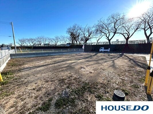 青空が広がる開放的な立地で、陽当たりも抜群な更地です。周囲に遮るものがなく、心地よい風が吹き抜ける平坦な土地は、理想の住まいを形にするのに最適。広々とした空間で、自由な家づくりが楽しめます。