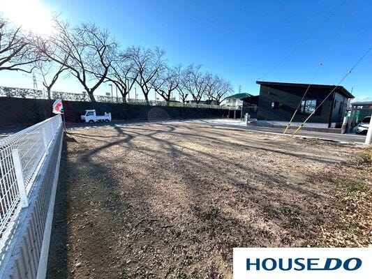 隣地との距離が保たれた開放的な角地で、プライバシーを守りつつ陽光をたっぷり採り込める理想的な住環境です。平坦で整形された敷地は無駄がなく、駐車スペースや庭も思い通りに配置できます。