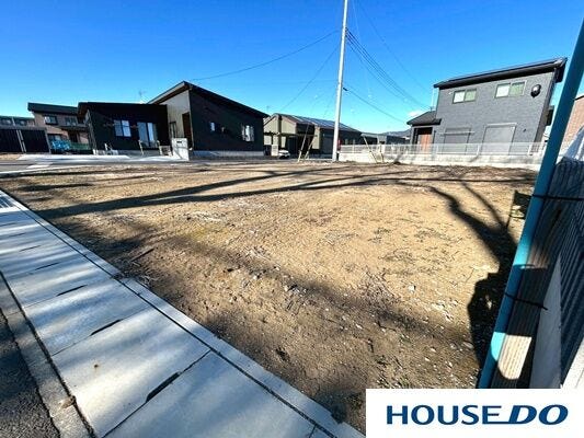 造成済みのフラットな土地で、基礎工事や外構計画がスムーズに進められるのが魅力です。境界ブロックも施工されており、初期費用を抑えつつスムーズに建築を開始できる準備が整っています。