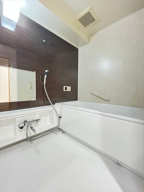 広々としたバスタブは1日の疲れをリフレッシュ出来そうですね。