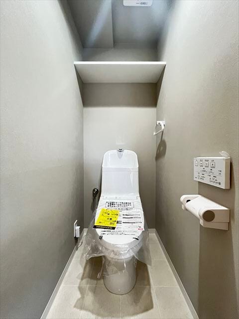 収納棚付きのトイレです。トイレットペーパーのストックも置いておけますね。