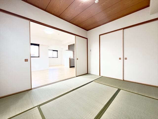 畳のある暮らしが楽しめる和室。リビングとつながる落ち着いた空間です。