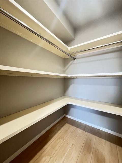 お洋服はもちろん、スーツケースなどの大物もしっかり収納できます。