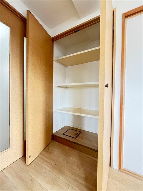 リビングにある収納は、細々とした物から大きな物までしまっておけます。