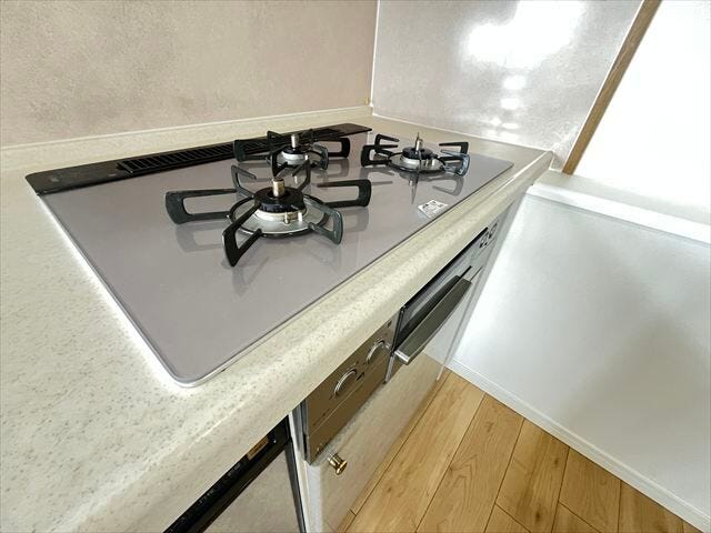 3つ口コンロで調理の時間短縮をはかれます。