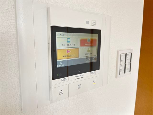 インターホンにモニターが付いているので、玄関まで行かずに来客の対応が出来ます!