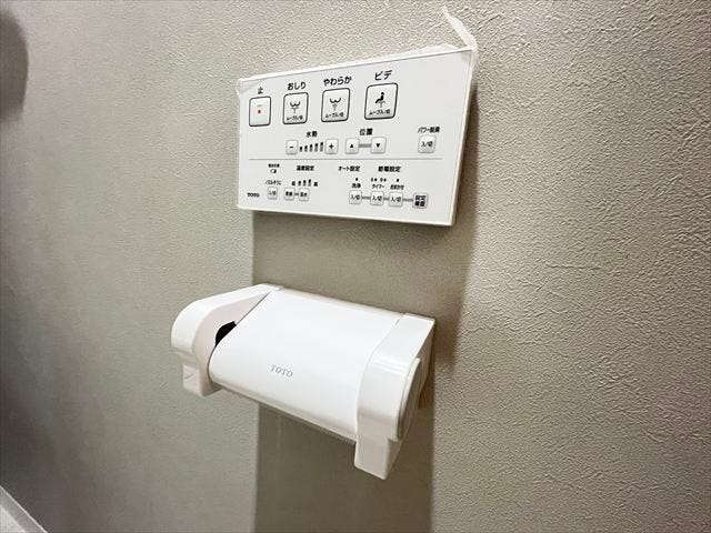 ウォシュレット機能付ですので寒い時期も便座を温かくでき安心して座ることができますね。