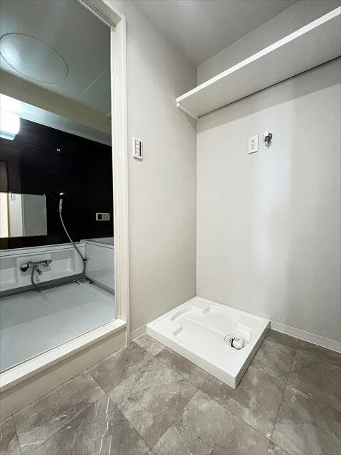 室内洗濯機置き場の上には収納棚があります。