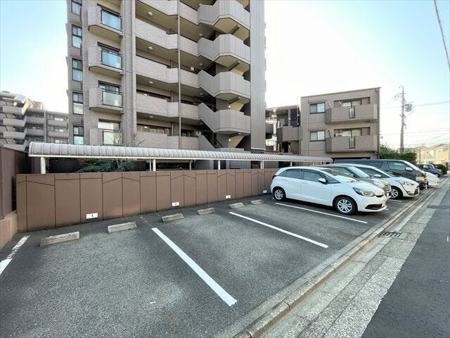 【駐車スペース】駐車場は平面ですので車の出し入れに時間もかかりません。