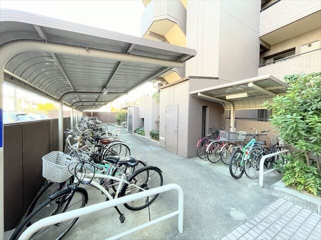 【駐輪スペース】駐輪場には屋根がついていますので雨からも守ってくれますね。