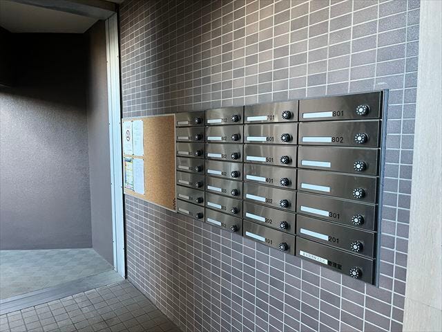 集合ポストです。帰宅時にもポストを確認できますね。