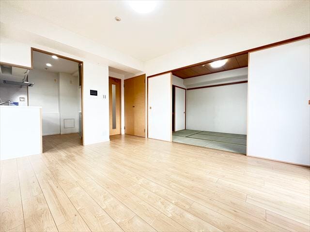 自然と家族が集まってくる、ゆったりとくつろげる広々リビング。同じ時間を共有できる家族団欒の快適空間。