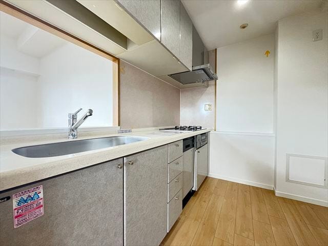 キッチンからリビングの様子が良く分かるので、お子様から目を離すことなく安心して料理することができます。