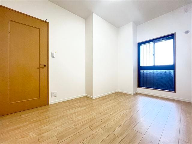 大きな窓からたっぷりの日差しが入り、明るいお部屋になっています。