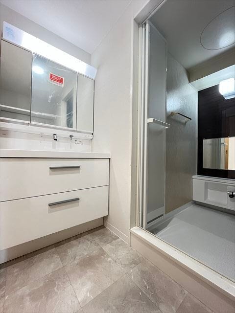 ハンドシャワー付き洗面台。広い洗面ボウルでは楽にシャンプーや手洗い洗濯ができます。