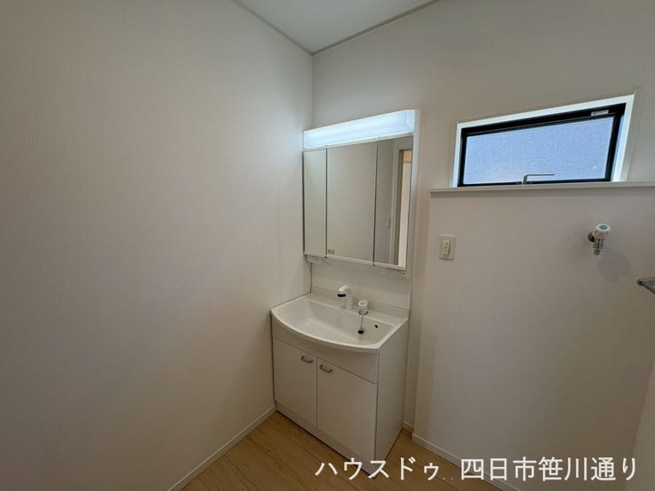 三面鏡付き洗面台を採用。収納力もあり、朝の身支度も快適です♪