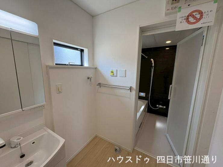 ゆとりある洗面脱衣室は、洗濯動線もスムーズです♪