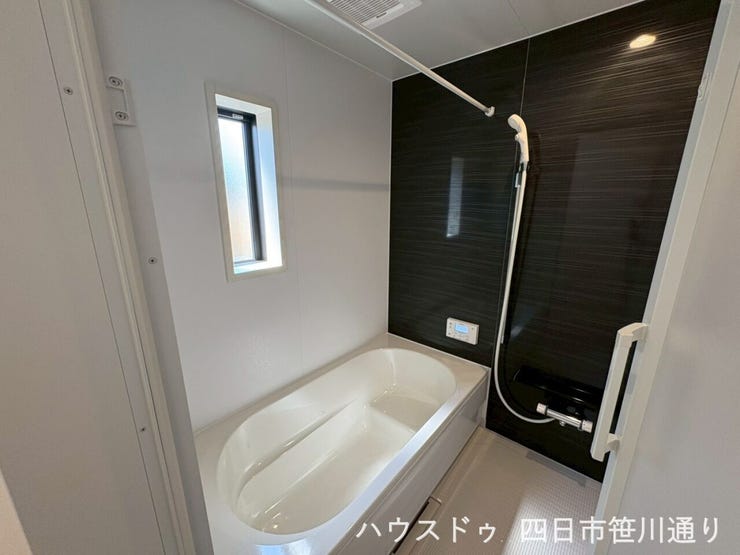 アクセントパネルがおしゃれな浴室で、毎日のバスタイムを快適に