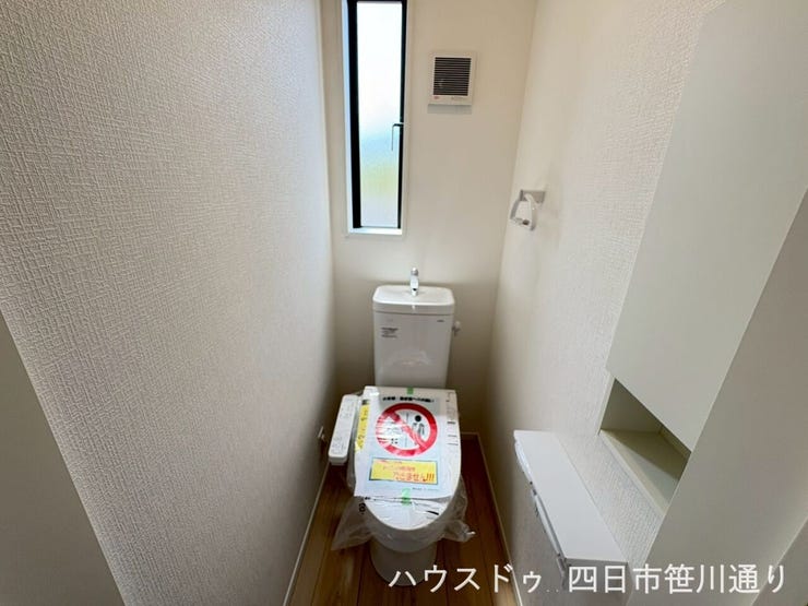 窓付きの明るいトイレ空間。換気もしやすく清潔感があります