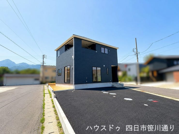 広々とした駐車スペース付きで、お車の出し入れもスムーズです