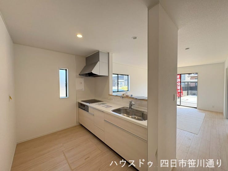 開放感のある対面キッチンで、リビングを見渡しながら家事ができます♪