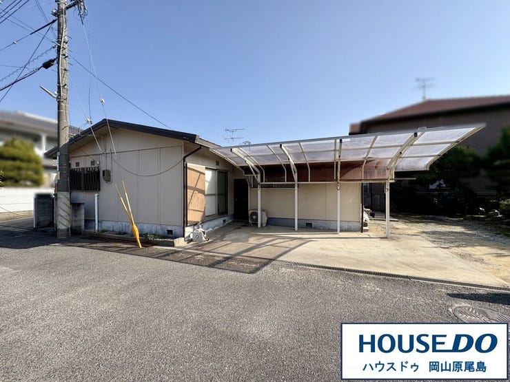 駐車は敷地内に現状3台可能となっており、庭スペース利用で拡張も可能です。