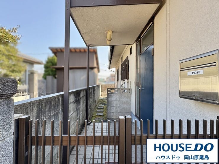 屋根付きなので、雨の日も傘の開閉や鍵の出し入れ時も濡れずに快適♪