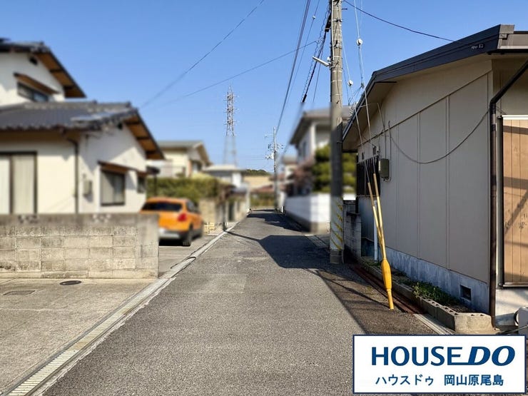 西側前面道路は約4mの幅員です。