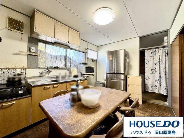 勝手口もあり明るい空間の中で毎日お料理することが可能です。