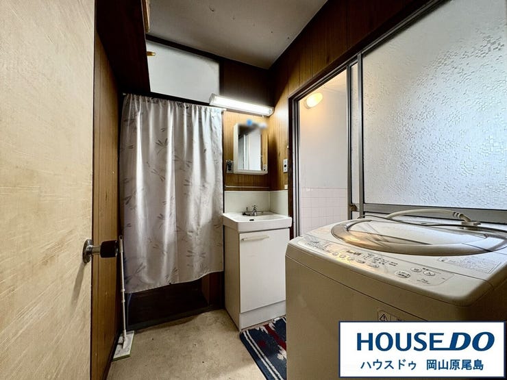 ダイニングキッチンと和室から出入りが可能な2WAY仕様の洗面脱衣所となっております。