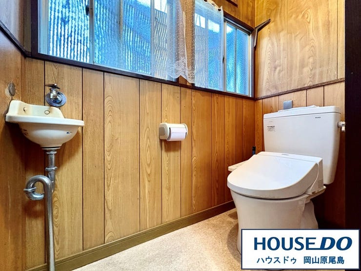 清潔感のある温水洗浄便座です。