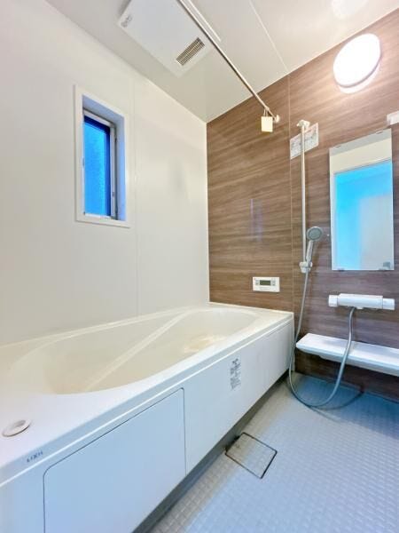 窓付きのバスルームは採光もあり明るく気持ちの良い空間です♪窓があることで換気環境も良好(^^)
