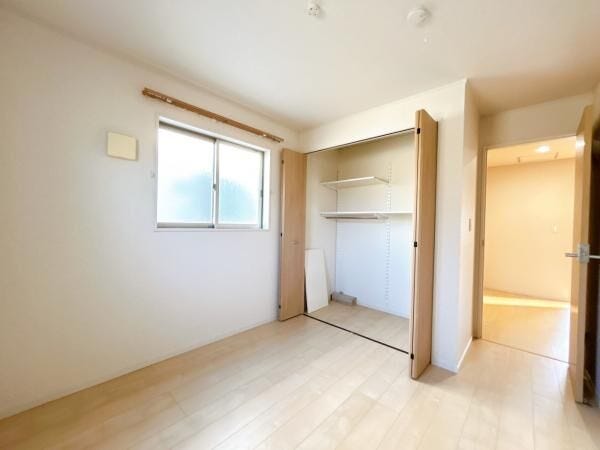 2階東洋室は朝日がしっかりと入り、気持ちよく起床することができます◎