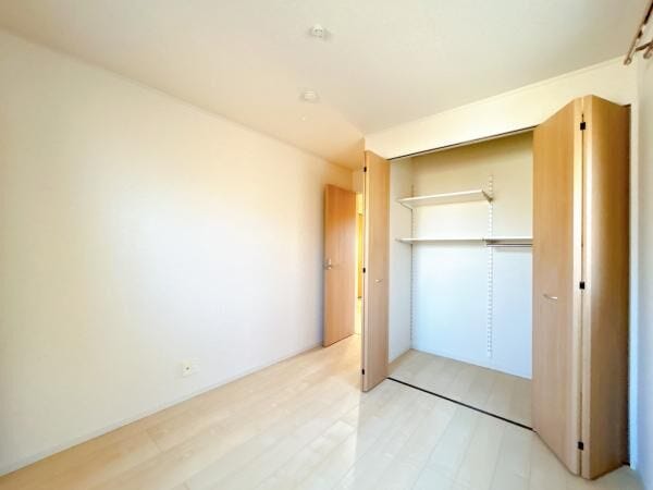 2階西洋室は日中、明るい陽射しが差し込むため、温かく過ごすことができます(^▽^)/