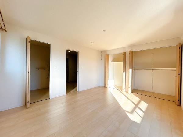 約10帖の南洋室!大きめのクローゼットが2つもあります◎