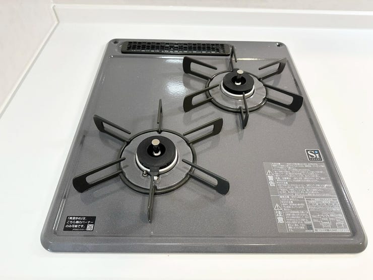 ガスコンロは、同時に2品調理できる2口タイプ。
強火が使える高温炒め機能や、安全性を高めるSiセンサーを搭載しています。
凹凸が少なく汚れを拭き取りやすいため、使用後のお手入れも簡単です。