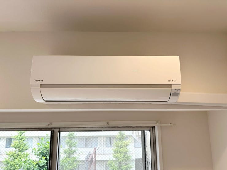 リビングには、日立製のエアコンが備え付けられています。
お部屋全体の温度を効率よくコントロールし、季節を問わず快適な空間を維持。
購入や取り付け工事の手間・費用を抑えられるのも大きなメリットです。