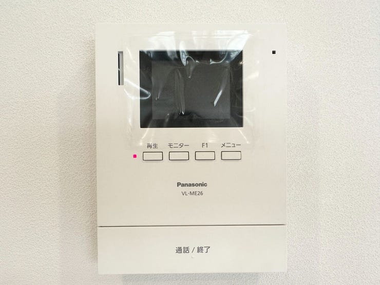 来訪者の姿を室内から確認できるモニター付きインターホンです。
相手の顔を見てから対応できるため防犯面も安心。
一人暮らしの方の新生活にも心強いセキュリティ設備です。