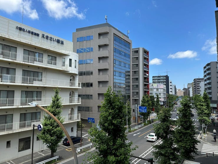 バルコニーからは、大きく広がる青空と街路樹の緑を望む開放的な景色が広がります。
前面道路によって向かいの建物との間隔が十分に保たれており、圧迫感がなく心地よい風を感じられる眺望です。