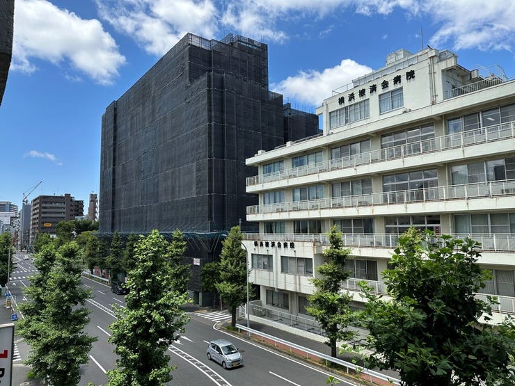 通りを挟んで横浜掖済会病院が確認できます。
近くに大きな医療機関がある安心感を実感できるほか、前面道路があることで向かいの建物としっかりと距離が保たれているのもポイントです。