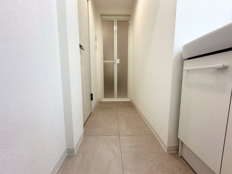 洗面室は、脱衣スペースを兼ねた独立タイプ。
浴室やトイレに直結する配置で、すっきりと無駄のない造りです。入浴時の着替えや毎日の身支度がスムーズに行える実用的な空間です。