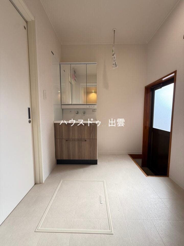 洗面脱衣室には物干し金具付き!洗う・干す・取り込むが1か所で完結!勝手口もこちらにあるので、外に干したいときにも便利ですね!