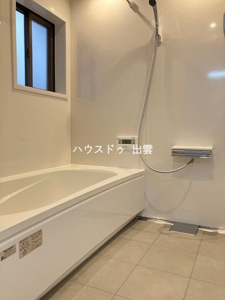 お掃除もしやすい浴室。浴槽はゆったり足を延ばせる、くつろぎの時間を過ごせます。浴室暖房乾燥機付きなのもうれしいポイント!追い炊き機能付きでいつでもあったかいお湯に浸かれます!