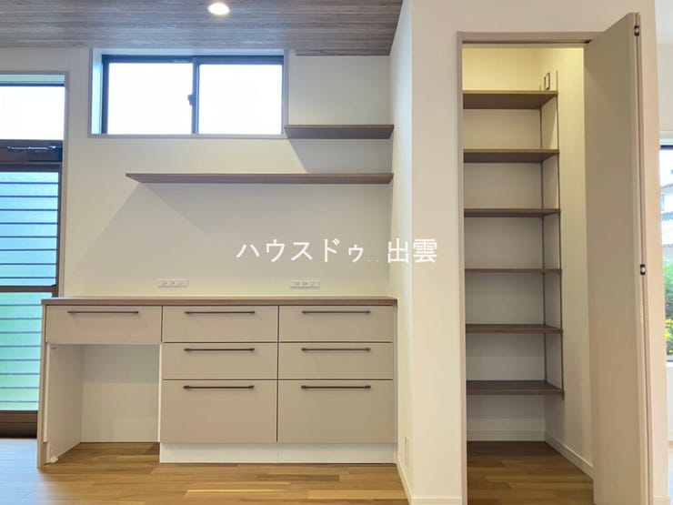 キッチン横にはカップボードとパントリーがあります。キッチンに合わせたカップボードは使い勝手もよく、扉付きのパントリーが真横にあるので、動線もハナマル!