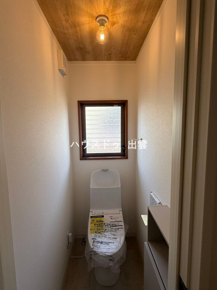 1階のトイレです。手洗い器が一体型の新品のトイレに交換しました!もちろん洗浄機能付き!窓も換気扇もあるので、換気がしやすいのもうれしいですね!