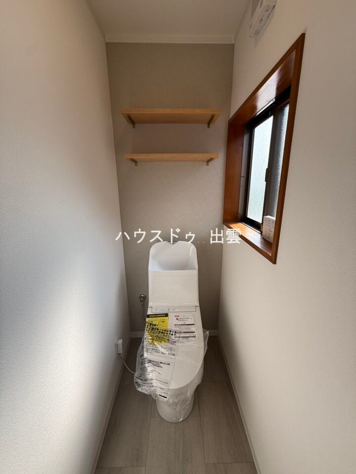2階のトイレです。こちらも手洗い器が一体型の洗浄機能付き新品のトイレに交換しました!2階のトイレも窓と換気扇が付いています。上部に棚付きなのもうれしいポイント!