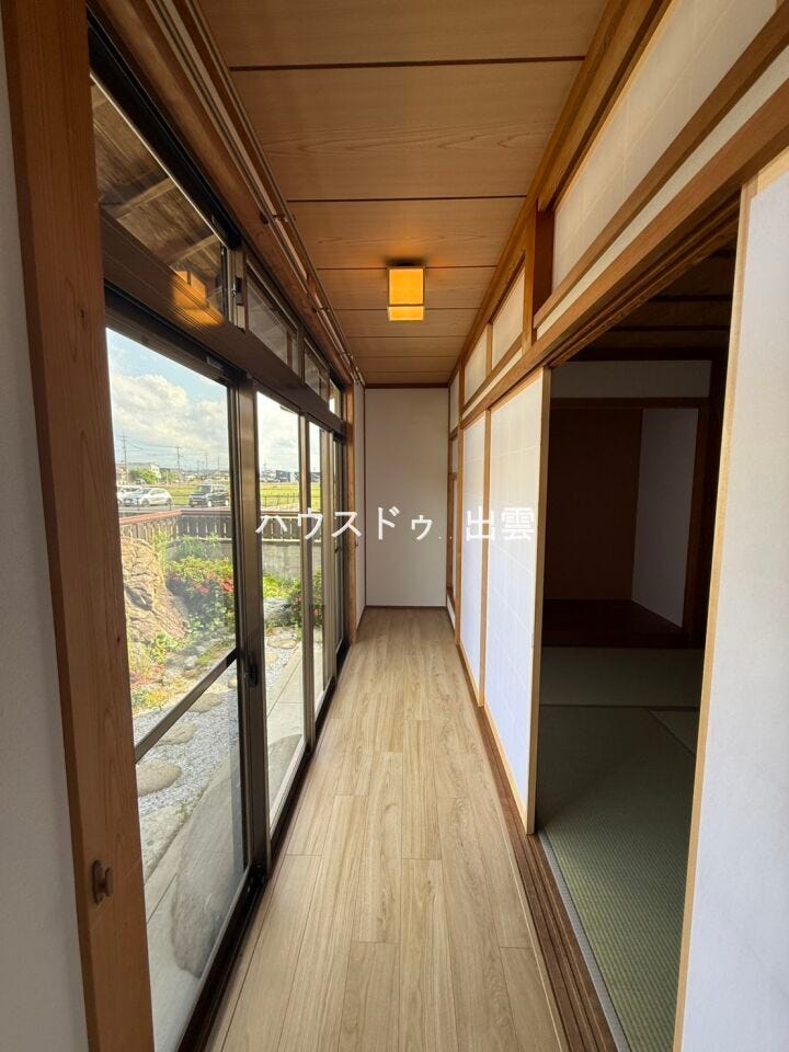 1階和室横の縁側です。南向きで日当たり良好の縁側は、庭に面した心地の良い空間です。ここで日向ぼっこも気持ちよさそう!