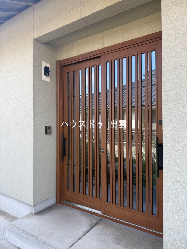 玄関ドアも新しくなりました!引戸タイプは荷物の出し入れもしやすく、和風の外観にマッチした玄関になりました!