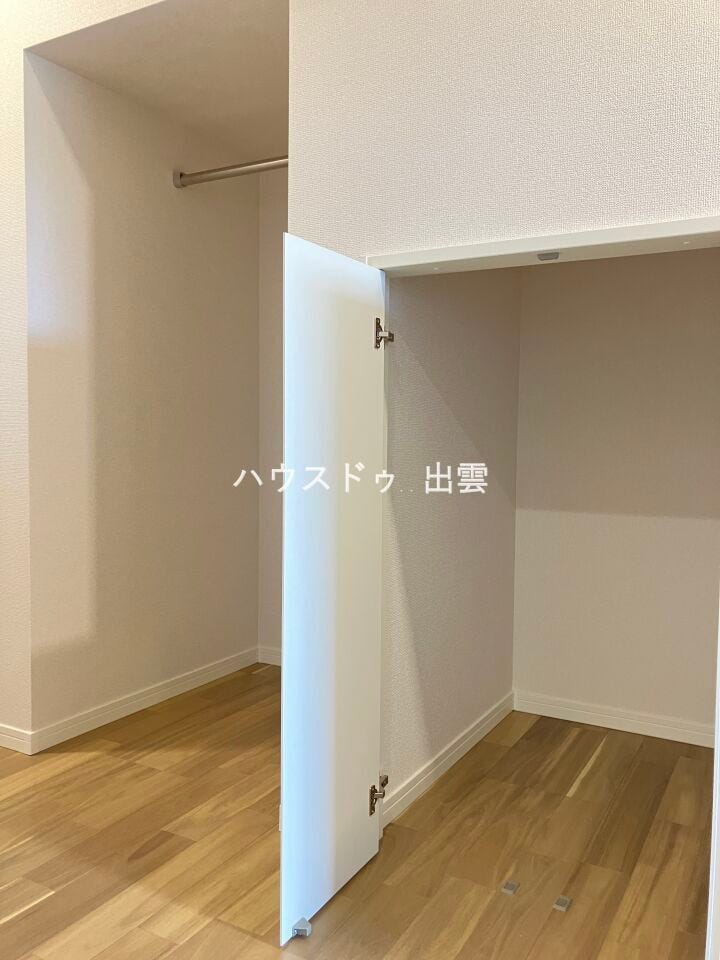 1階の廊下にある階段下収納です。扉付きのコンパクトな収納と、ハンガーパイプ付きの収納があります。掃除用具や季節家電などしまうのにとっても便利!